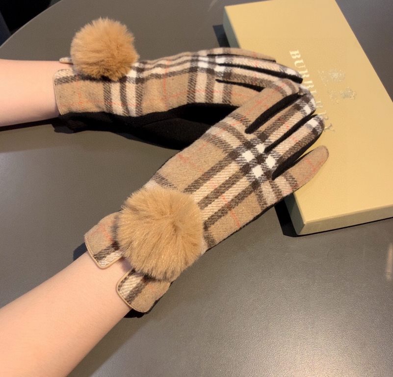 PackagingBurberry BURBERRY counter new wool gloves, fashion gloves, fall and winter warm padded lining, classic plaid, on the hand super comfortable and soft, versatile! Average size