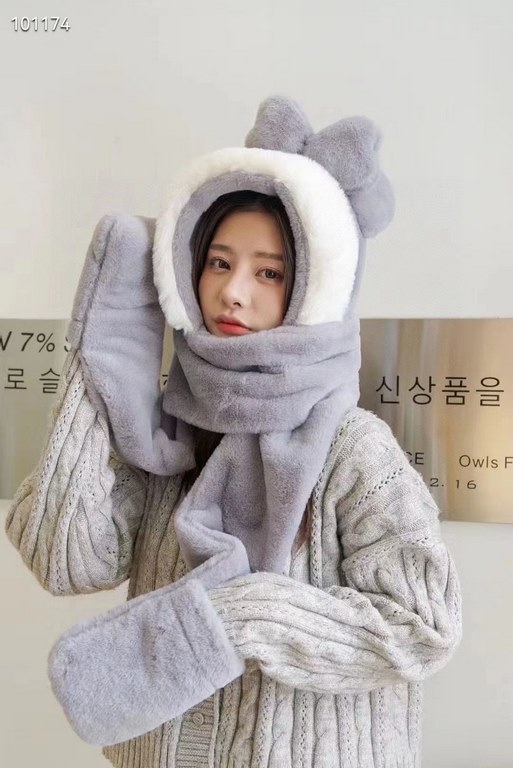 Fendifen fendl fall and winter Korean version of the cute bear scarf gloves hat three-piece set of thickened warm plush scarf ear protection one-piece cap