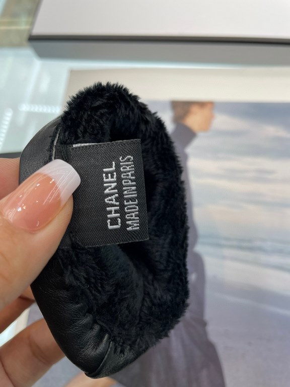 Chanel hot circle of friends women's leather gloves, imported from Ethiopia touch screen sheepskin, simple and generous static surface style add small LOGO buckle, super soft padded lining wear comfortable