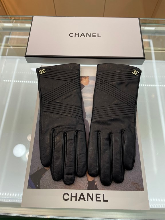 Chanel hot circle of friends women's leather gloves, imported from Ethiopia touch screen sheepskin, simple and generous static surface style add small LOGO buckle, super soft padded lining wear comfortable