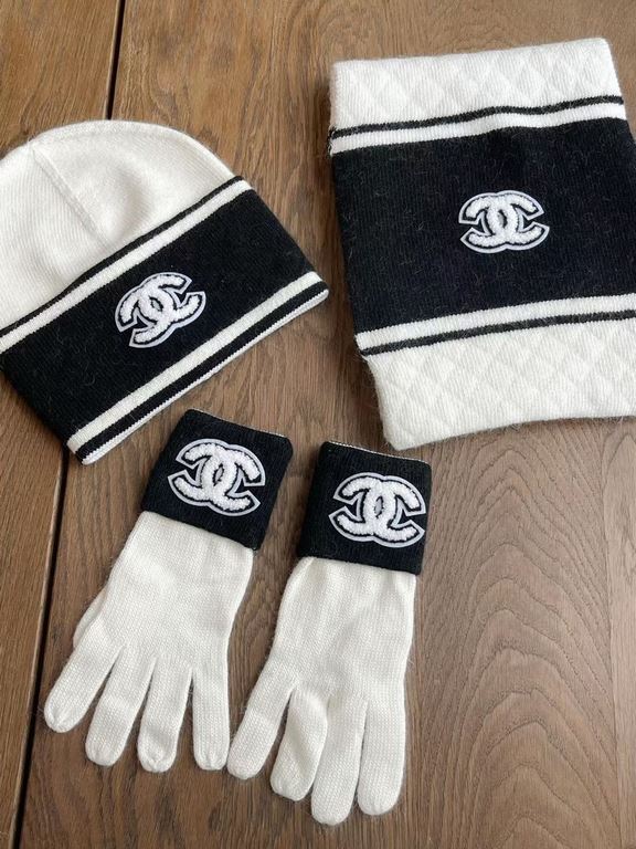 White colorHat  scarf  gloves  So good looking  , a must-have for this season, soft and comfortable, i.e. warm and stylish!