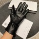 Chanel hot circle of friends women's leather gloves, imported from Ethiopia touch screen sheepskin, simple and generous static surface style add small LOGO buckle, super soft padded lining wear comfortable