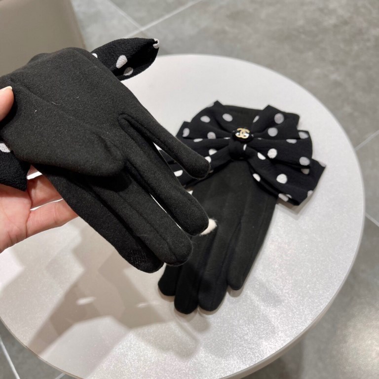 Chanel Chanel counter new wool gloves, polka dot big bow   fashion gloves, fall and winter warm padded lining, super whine bow  , on the hand super comfortable and soft, versatile! average size