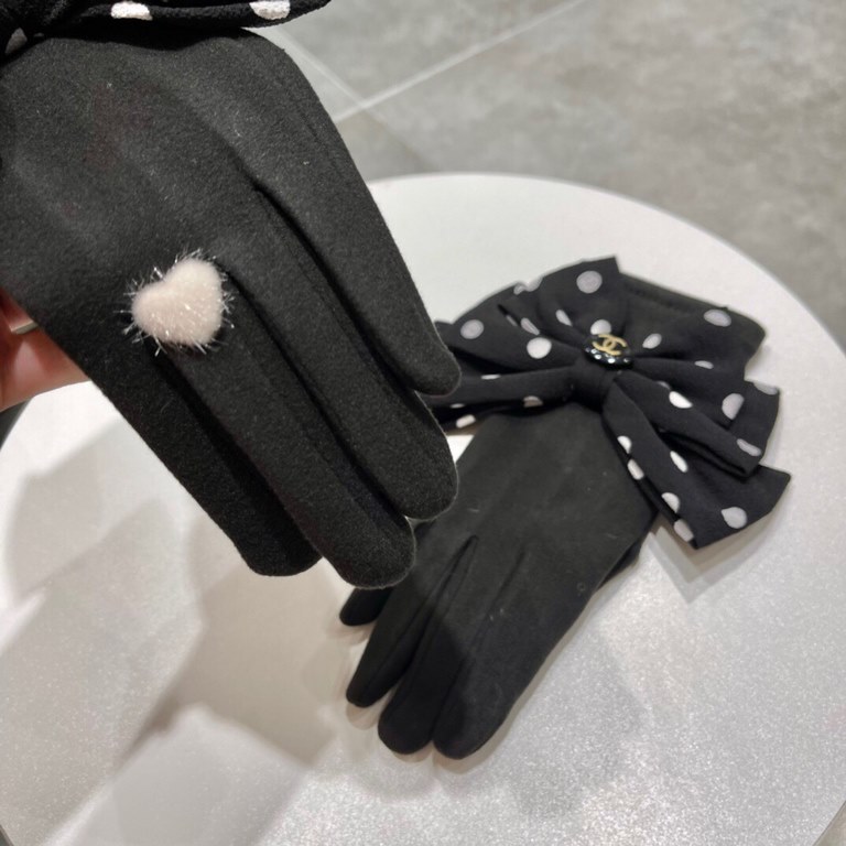 Chanel Chanel counter new wool gloves, polka dot big bow   fashion gloves, fall and winter warm padded lining, super whine bow  , on the hand super comfortable and soft, versatile! average size