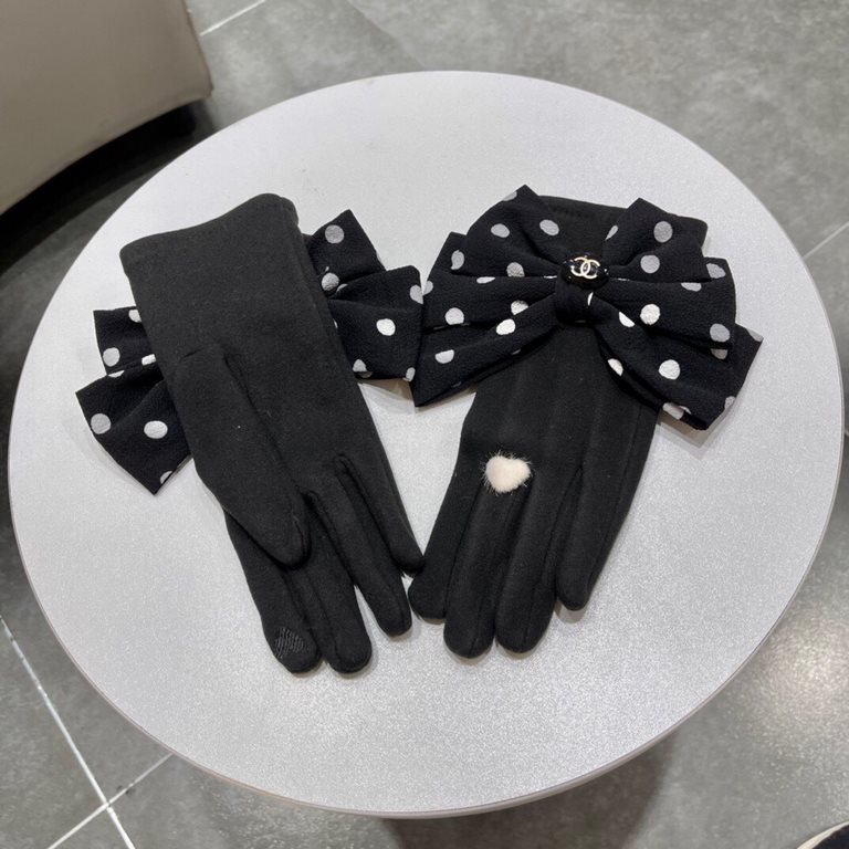 Chanel Chanel counter new wool gloves, polka dot big bow   fashion gloves, fall and winter warm padded lining, super whine bow  , on the hand super comfortable and soft, versatile! average size