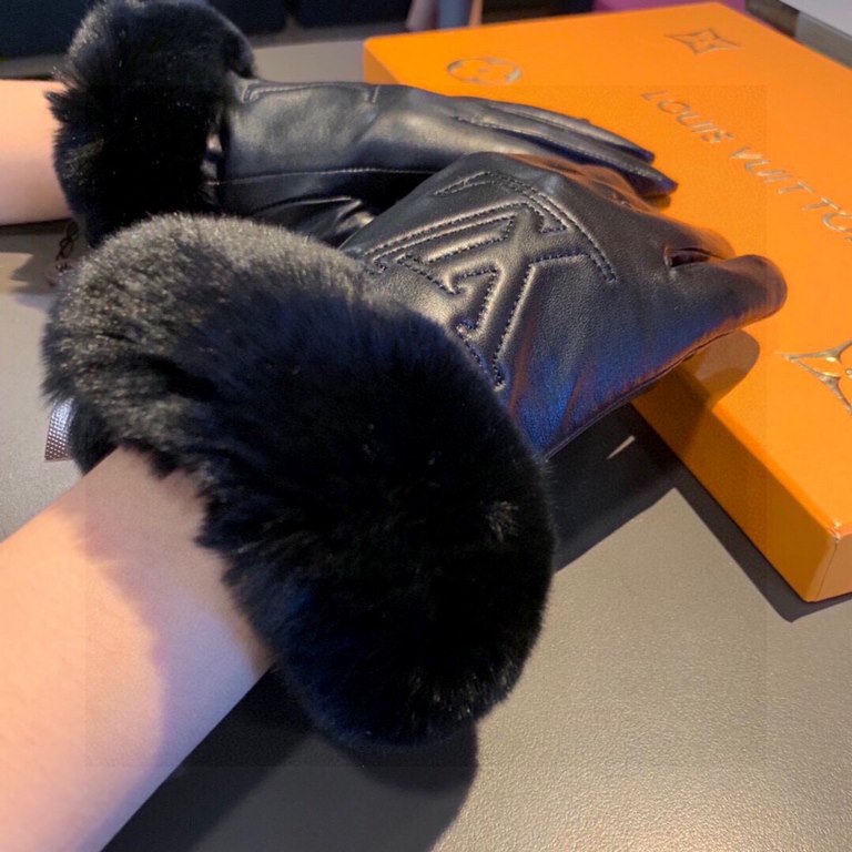 Louis Vuitton LV2023 fall and winter lazy rabbit hair sheepskin embroidered gloves   cell phone touch screen, worth comparing     the same paragraph different quality, kill the market poor product, imported a first-class