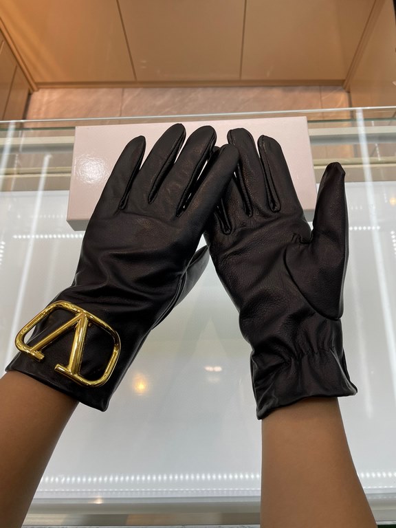 Valentino   official website latest models official website synchronization ladies new high-grade sheepskin gloves   original customized hardware can open and close the hardware lock buckle    sheepskin material plus imp