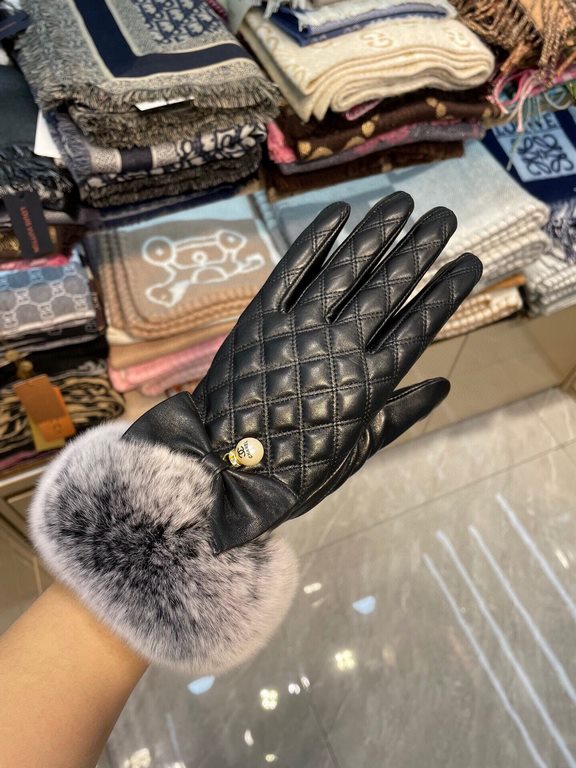 New exclusive first Chanel Chanel women's new high-grade sheepskin gloves    Goddess preferred can not miss    First-class sheepskin leather fine and soft cashmere lining to keep warm better goddesses set of the United S