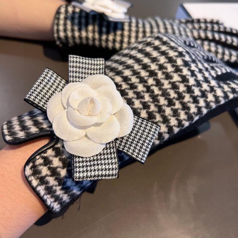 2023 new Chanel Chanel counter new wool gloves, fashion gloves, fall and winter warm padded lining, big bow   double C   on the hand super comfortable soft and versatile! average size