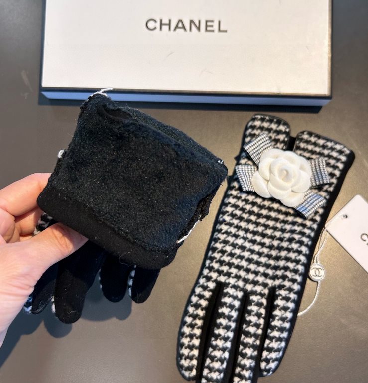 2023 new Chanel Chanel counter new wool gloves, fashion gloves, fall and winter warm padded lining, big bow   double C   on the hand super comfortable soft and versatile! average size