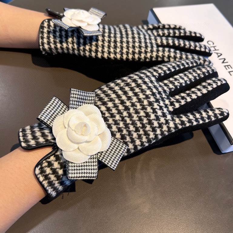 2023 new Chanel Chanel counter new wool gloves, fashion gloves, fall and winter warm padded lining, big bow   double C   on the hand super comfortable soft and versatile! average size