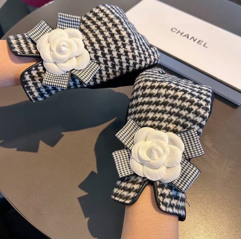 2023 new Chanel Chanel counter new wool gloves, fashion gloves, fall and winter warm padded lining, big bow   double C   on the hand super comfortable soft and versatile! average size