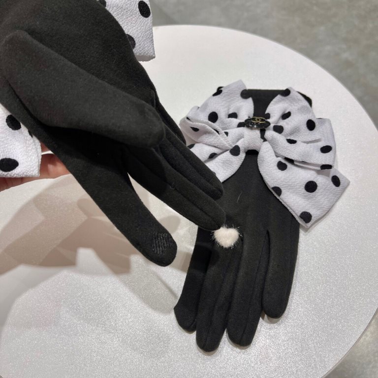 Chanel Chanel counter new wool gloves, polka dot big bow   fashion gloves, fall and winter warm padded lining, super whine bow  , on the hand super comfortable and soft, versatile! average size