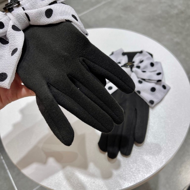 Chanel Chanel counter new wool gloves, polka dot big bow   fashion gloves, fall and winter warm padded lining, super whine bow  , on the hand super comfortable and soft, versatile! average size