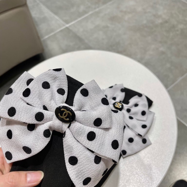 Chanel Chanel counter new wool gloves, polka dot big bow   fashion gloves, fall and winter warm padded lining, super whine bow  , on the hand super comfortable and soft, versatile! average size