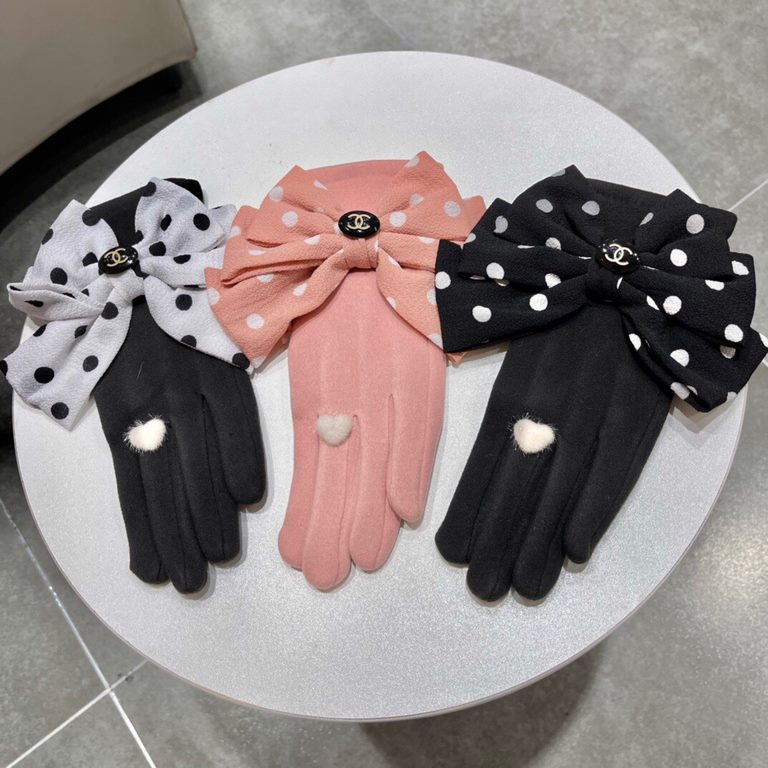 Chanel Chanel counter new wool gloves, polka dot big bow   fashion gloves, fall and winter warm padded lining, super whine bow  , on the hand super comfortable and soft, versatile! average size