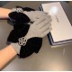 With boxChanel Chanel counter new wool gloves, beaded camellia   big bow   fashion gloves, fall and winter warm padded lining, super coy bow  , on the hand super comfortable and soft, versatile! average size