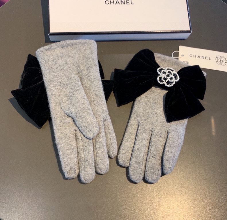 With boxChanel Chanel counter new wool gloves, beaded camellia   big bow   fashion gloves, fall and winter warm padded lining, super coy bow  , on the hand super comfortable and soft, versatile! average size