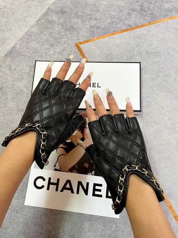 Chanel new women's half-finger gloves sheepskin chain Leather ultra-thin, soft and comfortable, especially show the shape of the hand    texture superb!Size M L