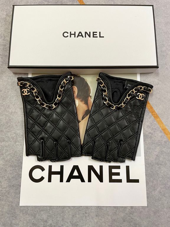 Chanel new women's half-finger gloves sheepskin chain Leather ultra-thin, soft and comfortable, especially show the shape of the hand    texture superb!Size M L