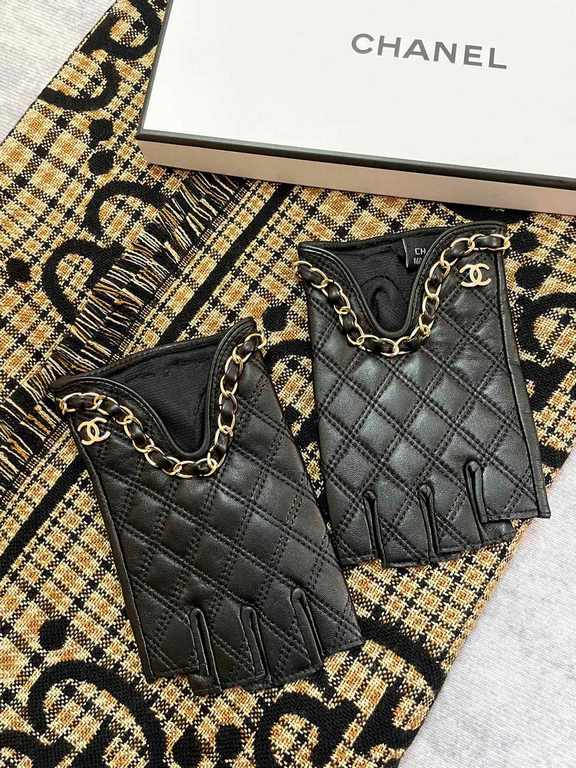 Chanel new women's half-finger gloves sheepskin chain Leather ultra-thin, soft and comfortable, especially show the shape of the hand    texture superb!Size M L