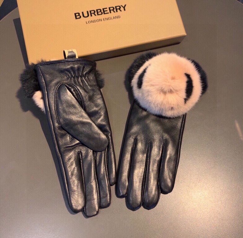 2022 Burberry BURBERRY   Counter New Cute   Moe Moe Bear Super Fire   Touch Screen Gloves   Autumn and winter warm padded lining, set of the United States can not be missed   on the hands of the ultra-comfortable and sof