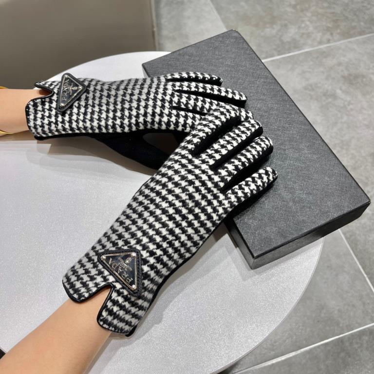 PRADA Prada 2022 fall and winter wool wool gloves   worth comparing     the same paragraph of different quality, kill the market poor product, wool lining padded   classic but not fashionable models. Like can get into th