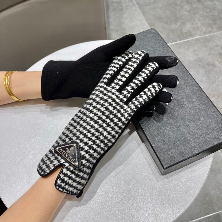 PRADA Prada 2022 fall and winter wool wool gloves   worth comparing     the same paragraph of different quality, kill the market poor product, wool lining padded   classic but not fashionable models. Like can get into th