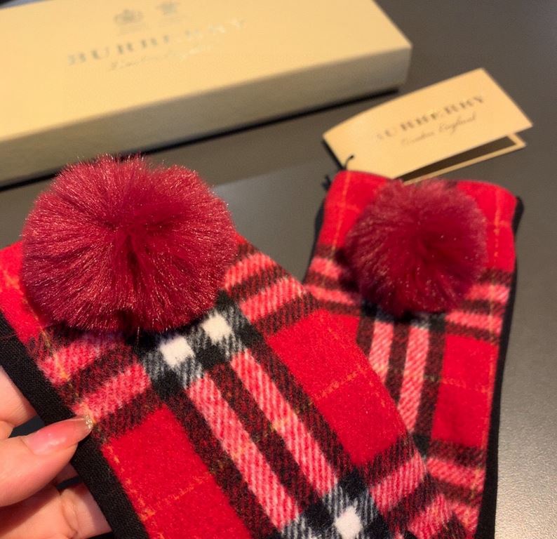 PackagingBurberry BURBERRY counter new wool gloves, fashion gloves, fall and winter warm padded lining, classic plaid, on the hand super comfortable and soft, versatile! Average size