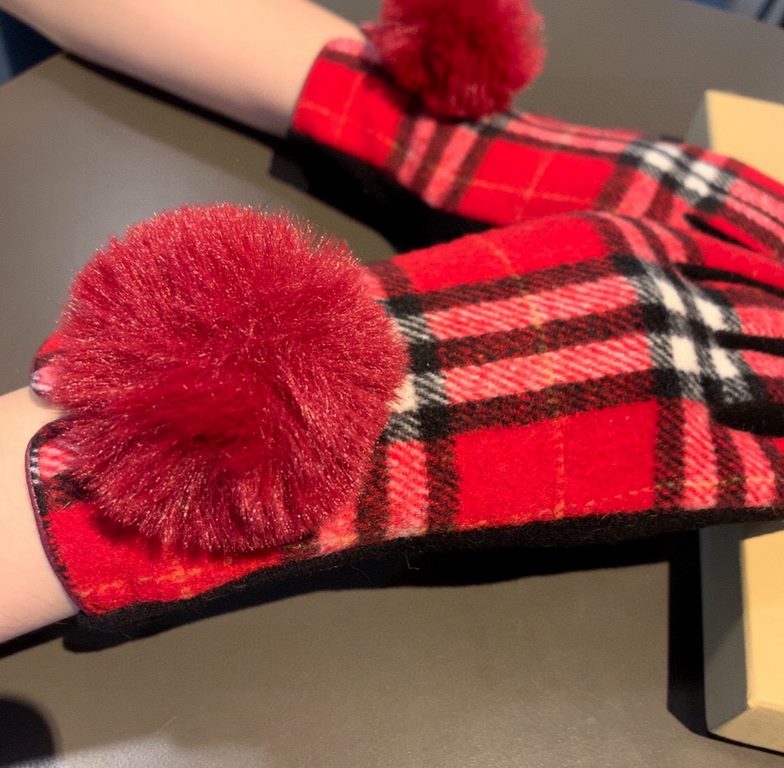 PackagingBurberry BURBERRY counter new wool gloves, fashion gloves, fall and winter warm padded lining, classic plaid, on the hand super comfortable and soft, versatile! Average size