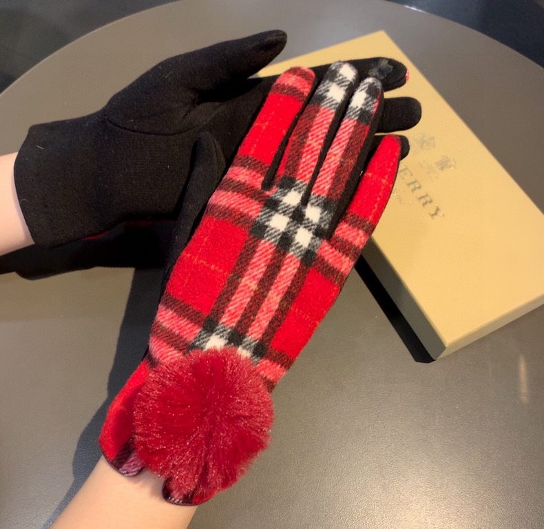 PackagingBurberry BURBERRY counter new wool gloves, fashion gloves, fall and winter warm padded lining, classic plaid, on the hand super comfortable and soft, versatile! Average size