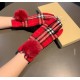 PackagingBurberry BURBERRY counter new wool gloves, fashion gloves, fall and winter warm padded lining, classic plaid, on the hand super comfortable and soft, versatile! Average size