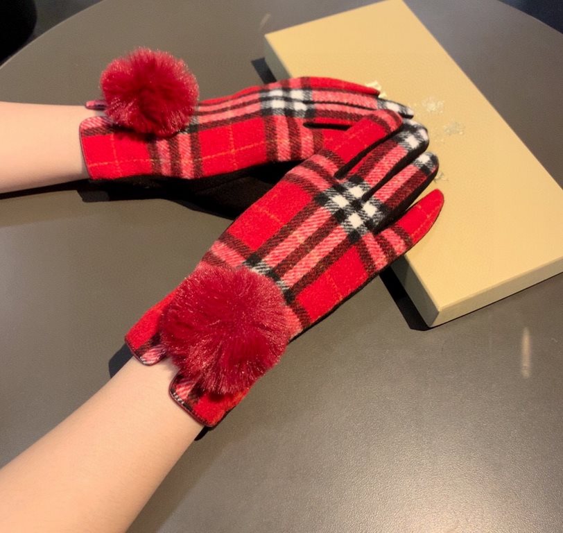 PackagingBurberry BURBERRY counter new wool gloves, fashion gloves, fall and winter warm padded lining, classic plaid, on the hand super comfortable and soft, versatile! Average size