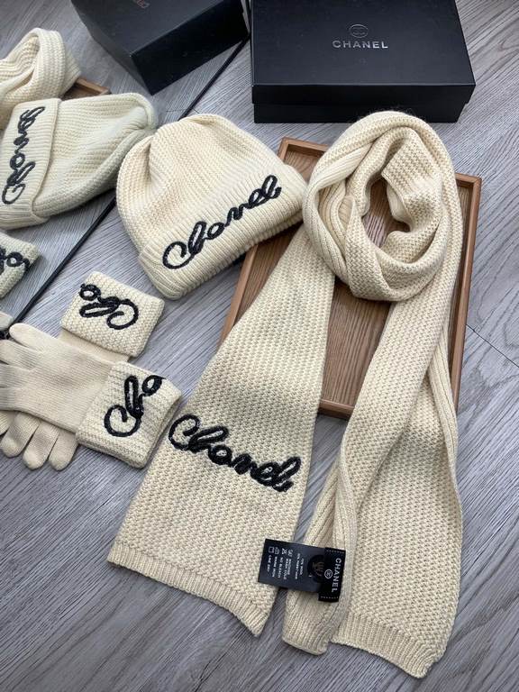 The C's. Three-piece wool suit hat  scarf  gloves] classic suit hat! Warm da super comfortable ~ winter Miss sister ageing artifacts Oh ~ this winter you are missing such a set of suit hat la ~ and warm and fashion! Men'