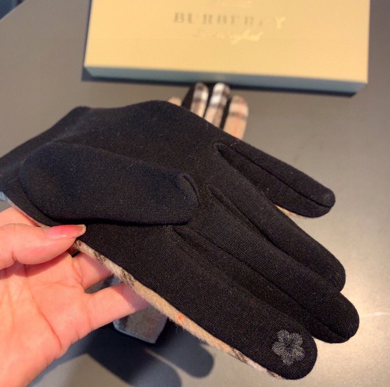 PackagingBurberry BURBERRY counter new wool gloves, fashion gloves, fall and winter warm padded lining, classic plaid, on the hand super comfortable and soft, versatile! Average size