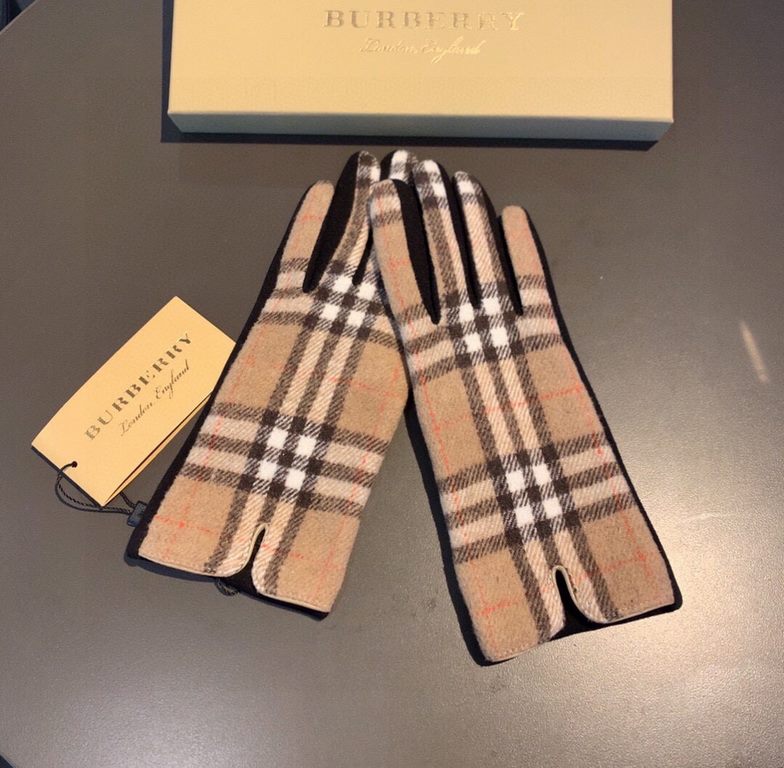 PackagingBurberry BURBERRY counter new wool gloves, fashion gloves, fall and winter warm padded lining, classic plaid, on the hand super comfortable and soft, versatile! Average size