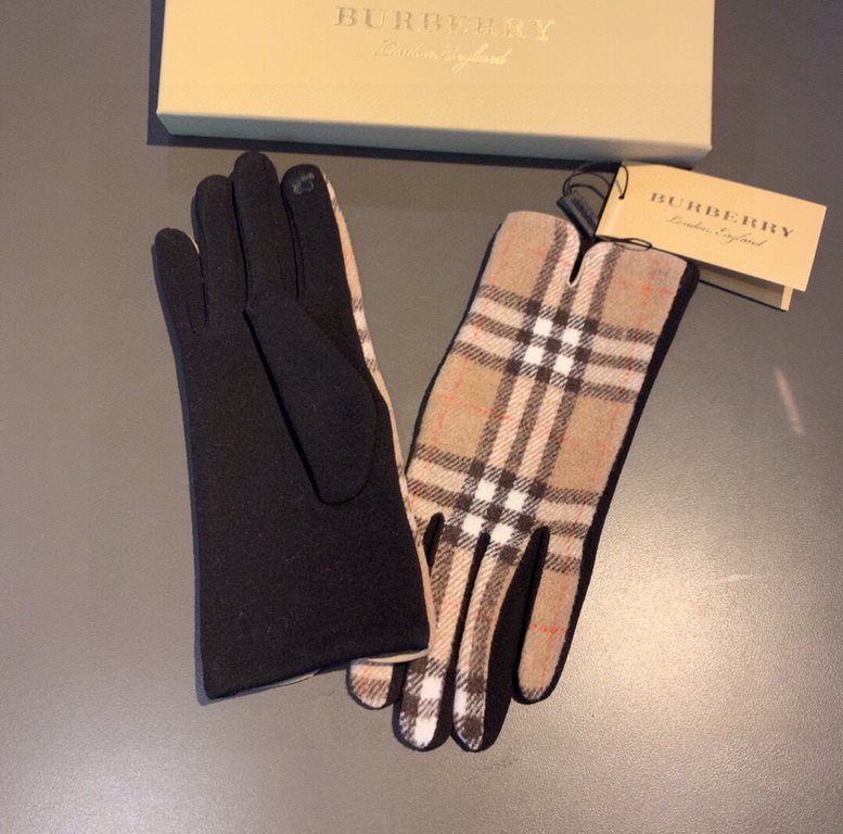 PackagingBurberry BURBERRY counter new wool gloves, fashion gloves, fall and winter warm padded lining, classic plaid, on the hand super comfortable and soft, versatile! Average size