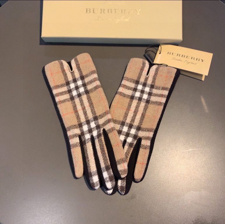 PackagingBurberry BURBERRY counter new wool gloves, fashion gloves, fall and winter warm padded lining, classic plaid, on the hand super comfortable and soft, versatile! Average size