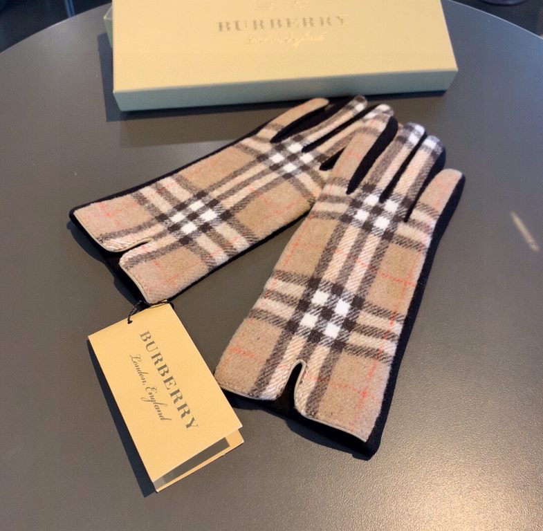 PackagingBurberry BURBERRY counter new wool gloves, fashion gloves, fall and winter warm padded lining, classic plaid, on the hand super comfortable and soft, versatile! Average size