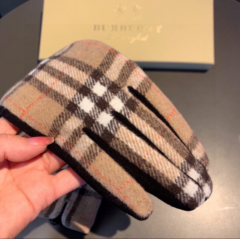 PackagingBurberry BURBERRY counter new wool gloves, fashion gloves, fall and winter warm padded lining, classic plaid, on the hand super comfortable and soft, versatile! Average size