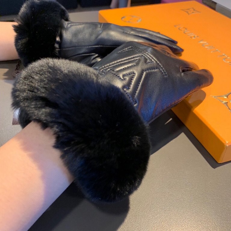 Louis Vuitton LV2022 fall and winter lazy rabbit hair sheepskin embroidered gloves   cell phone touch screen, worth comparing     the same paragraph different quality, kill the market poor product, imported a first-class