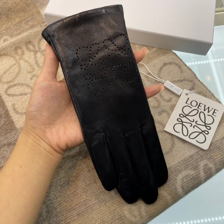 Luo Yiwei official website the latest models official synchronization ladies new imported sheepskin gloves leather gloss bright full soft delicate feel first-class    Size average size