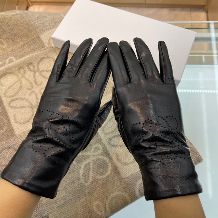 Luo Yiwei official website the latest models official synchronization ladies new imported sheepskin gloves leather gloss bright full soft delicate feel first-class    Size average size