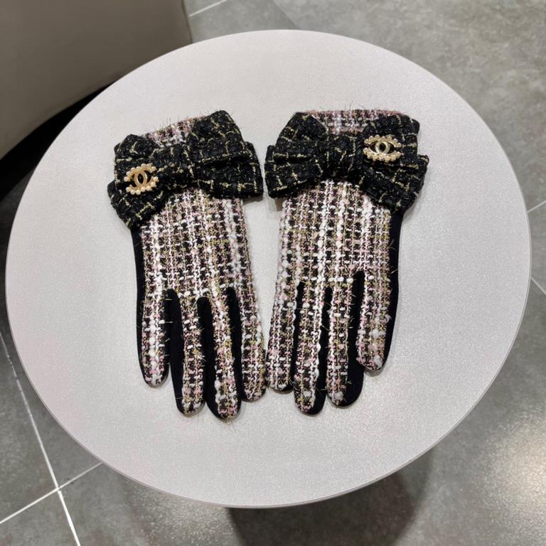 Chanel Chanel counter new wool gloves, fashion gloves, fall and winter warm padded lining, super whine bow  , on the hand super comfortable and soft, versatile! With box   even size