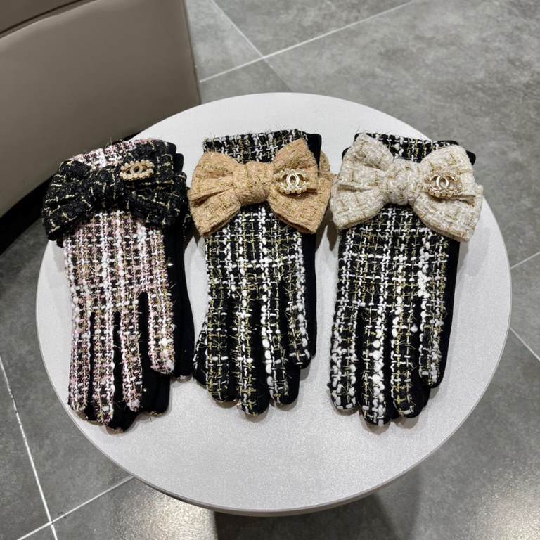 Chanel Chanel counter new wool gloves, fashion gloves, fall and winter warm padded lining, super whine bow  , on the hand super comfortable and soft, versatile! With box   even size