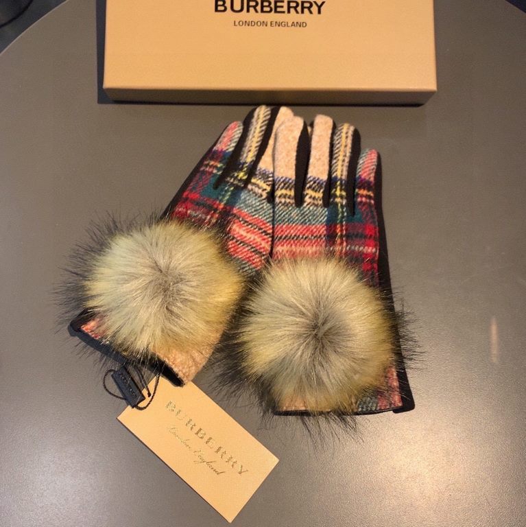 With packagingBurberry BURBERRY counter new large fox fur ball   wool gloves   fashion gloves, fall and winter warm padded lining, classic plaid, on the hand super comfortable and soft,   versatile! average size