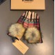 With packagingBurberry BURBERRY counter new large fox fur ball   wool gloves   fashion gloves, fall and winter warm padded lining, classic plaid, on the hand super comfortable and soft,   versatile! average size