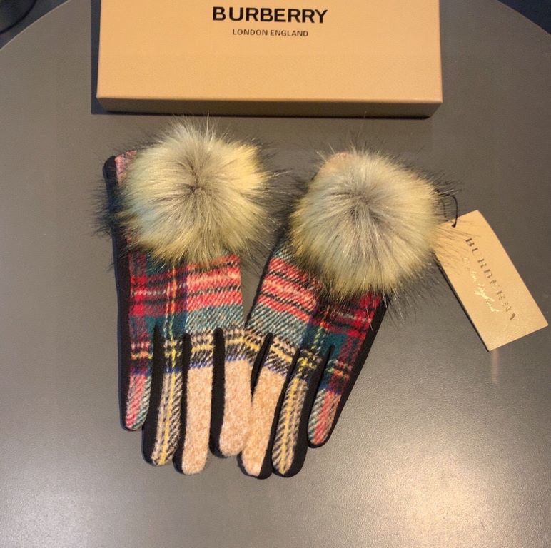 With packagingBurberry BURBERRY counter new large fox fur ball   wool gloves   fashion gloves, fall and winter warm padded lining, classic plaid, on the hand super comfortable and soft,   versatile! average size