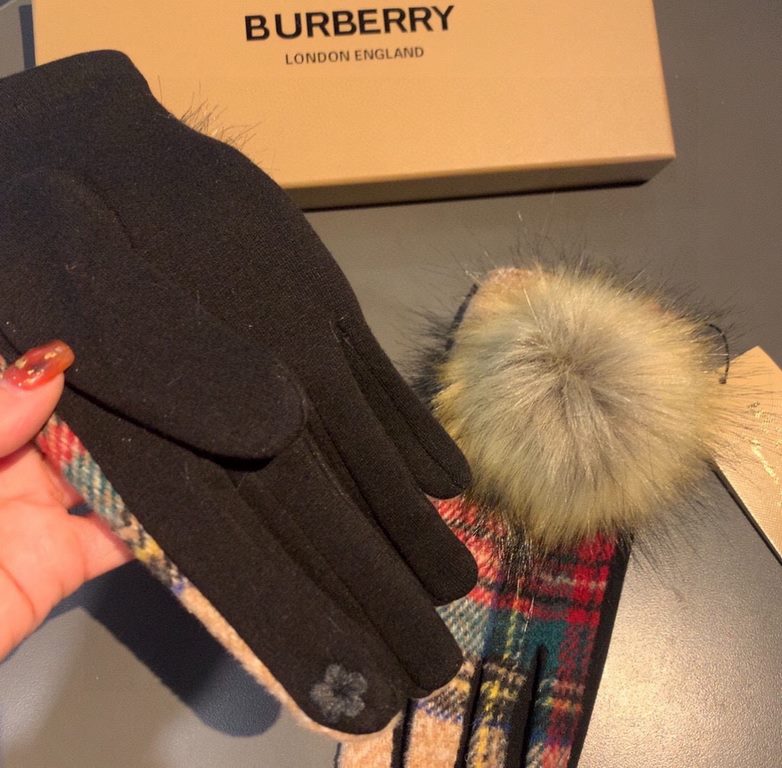 With packagingBurberry BURBERRY counter new large fox fur ball   wool gloves   fashion gloves, fall and winter warm padded lining, classic plaid, on the hand super comfortable and soft,   versatile! average size