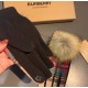 With packagingBurberry BURBERRY counter new large fox fur ball   wool gloves   fashion gloves, fall and winter warm padded lining, classic plaid, on the hand super comfortable and soft,   versatile! average size